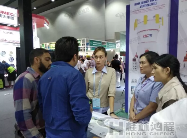 122届广交会 桂林鸿程 超细立磨 雷蒙磨外贸部人员接待咨询客户