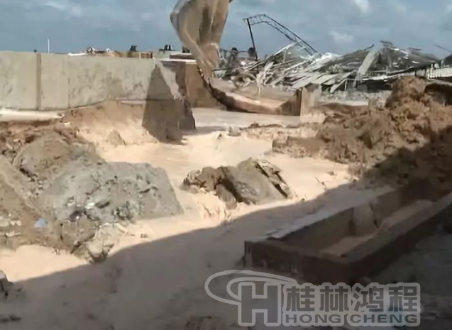 廉江政府铁腕整治拆除一高岭土厂，连设备都砸碎！