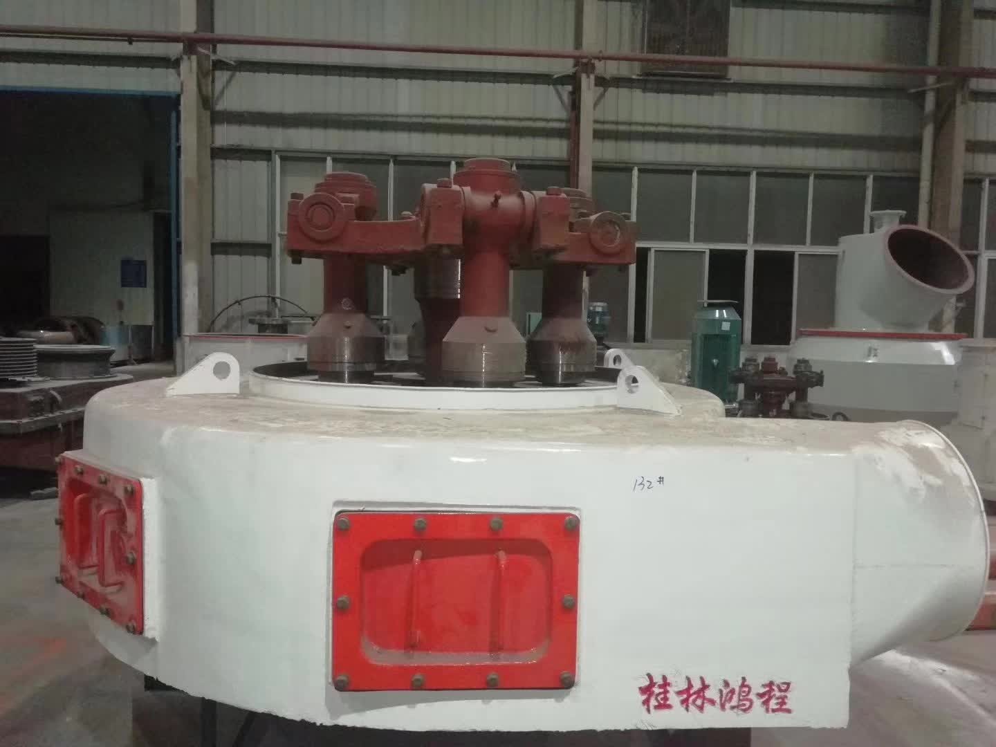 桂林鸿程大型氧化钙设备磨粉机主机生产现场