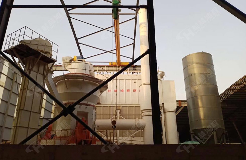 HLM1700铝矾土立磨生产线山西吕梁安装现场 HLM1700铝矾土立磨生产线山西吕梁安装现场