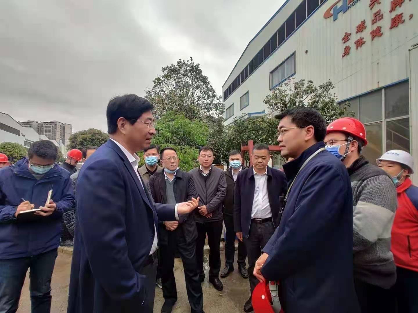 桂林市委书记周家斌书记，钟洪常务副市长等市委市政府，区委区政府领导一行开年第一站来到广西桂林鸿程机械厂指导慰问