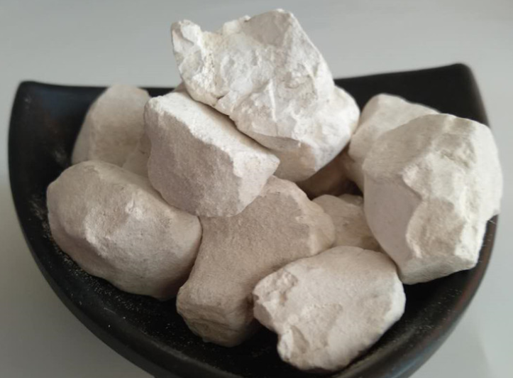 生石灰烧完还要磨粉吗？生石灰块磨粉机